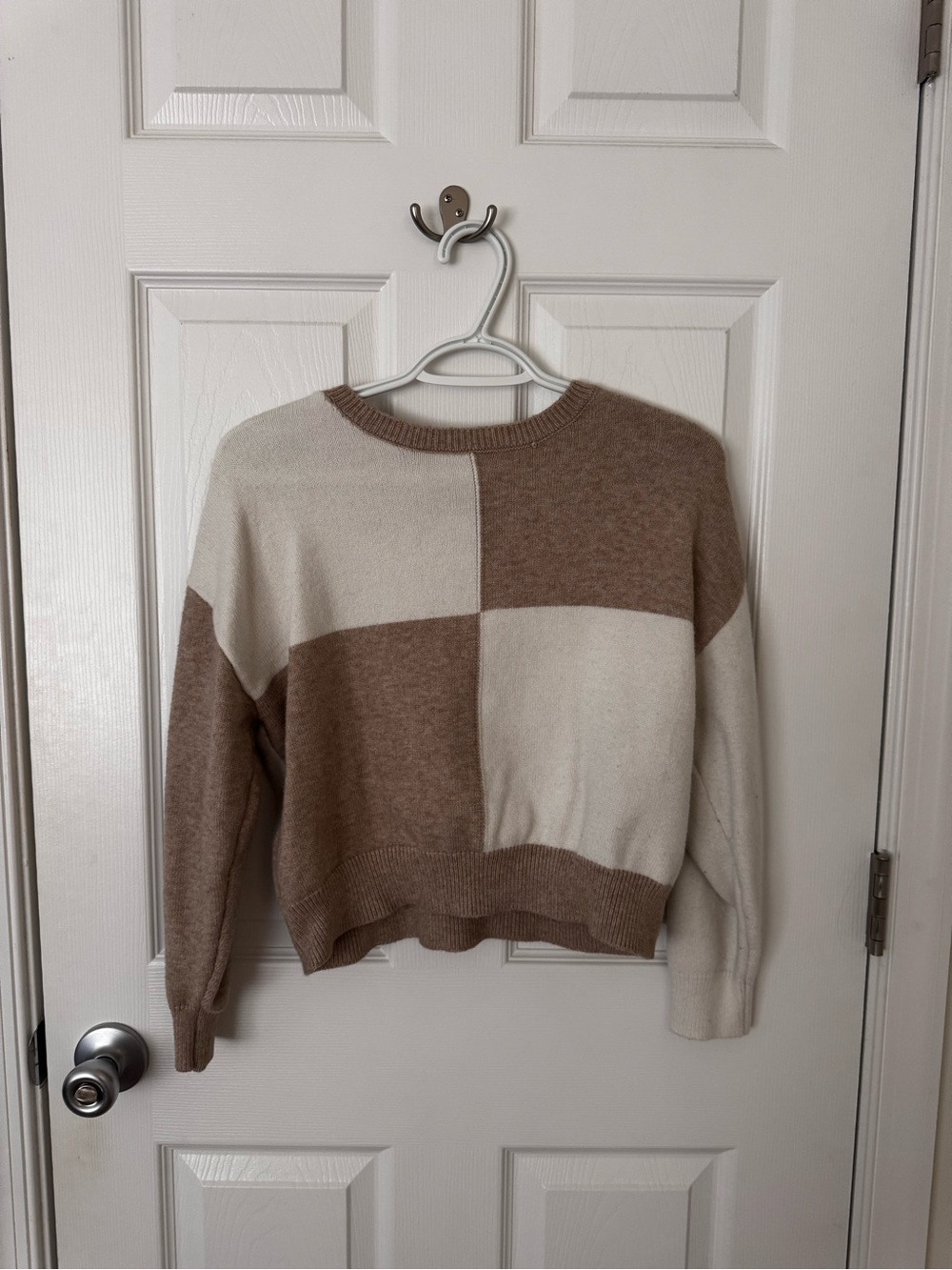 Vigoss - Colorblock Crewneck Sweater in Beige and Cream